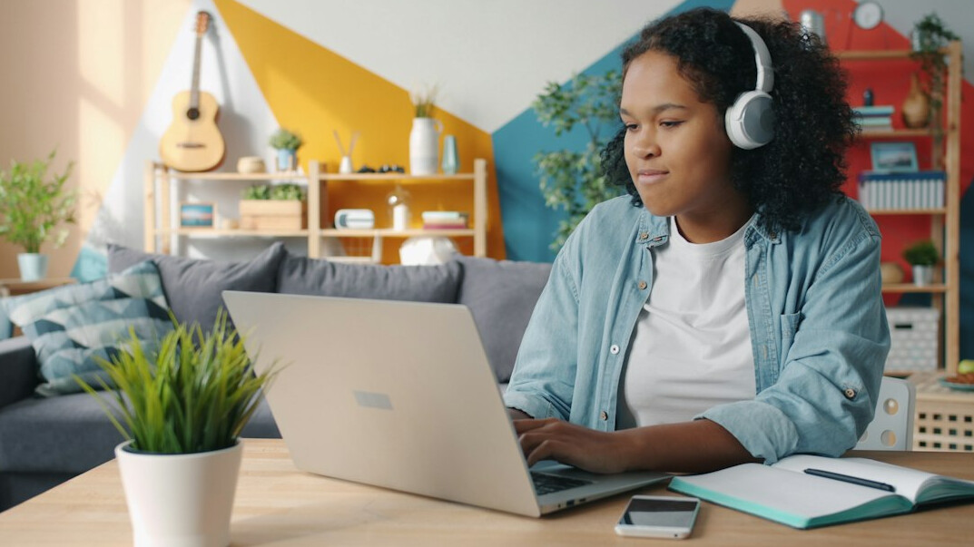 student learning programming online